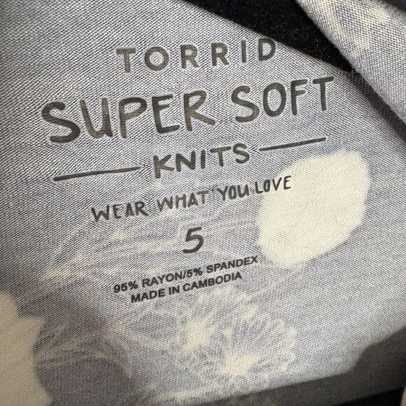 Torrid Super Soft Floral Open Front Hilow Cardigan in Navy Blue Size 5 = 5X NWT - Picture 3 of 6